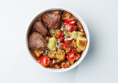 Телячі медальйони з запеченими овочами та соусом песто Телячі медальйони з запеченими овочами та соусом песто