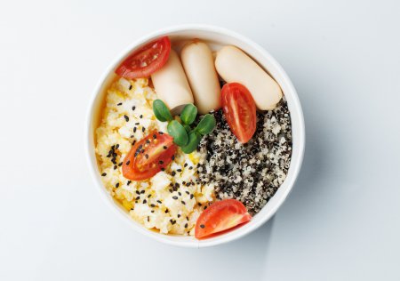 Скрамбл з ковбасками та кіноа Скрамбл з ковбасками та кіноа