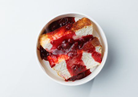 Сирна запіканка з тістом філо та вишневим соусом Сирна запіканка з тістом філо та вишневим соусом