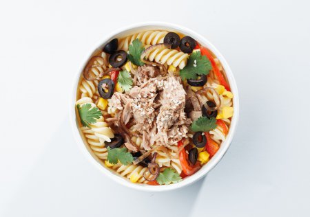 Паста з тунцем, овочами та карамелізованою цибулею Паста з тунцем, овочами та карамелізованою цибулею