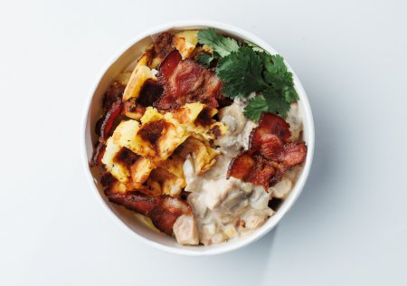 Картопля по-бельгійськи з курячим жульєном та беконом Картопля по-бельгійськи з курячим жульєном та беконом